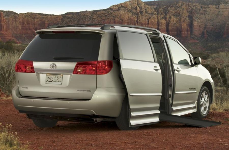  Toyota Sienna 2006 года  (фото 31 из 36)